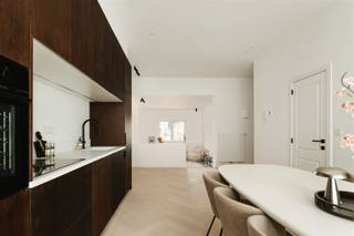 <p><span>Ontdek dit stijlvol appartement op de eerste verdieping in het geliefde Oud-Berchem, ideaal gelegen tussen ’t Groene Kwartier en Station Antwerpen-Berchem. Deze kleinschalige mede-eigendom, bestaande uit slechts vijf appartementen, combineert hedendaags wooncomfort met een recente, doorgedreven energetische renovatie.</span></p><p><span> </span></p><p><span>De lichtrijke woonkamer met open, tijdloze keuken vormt het kloppend hart van het appartement. De gezellige zithoek en het aansluitende terras creëren samen een fijne leefruimte waar u zowel binnen als buiten optimaal kan genieten. Een ideale setting voor een rustige avond of een gezellig samenzijn met vrienden en familie.</span></p><p><span> </span></p><p><span>De ruime hoofdslaapkamer biedt voldoende plaats voor maatkasten of een dressing en straalt rust en comfort uit. De tweede slaapkamer is veelzijdig inzetbaar en leent zich uitstekend als kinderkamer, bureau of hobbyruimte. De moderne badkamer is stijlvol afgewerkt en uitgerust met een inloopdouche en een elegant lavabomeubel, waarbij kwaliteit en duurzaamheid centraal staan.</span></p><p><span> </span></p><p><span>Dankzij de individuele zonnepanelen geniet u van een lagere energiekost en een toekomstgerichte woonervaring. Bovendien beschikt het gebouw over een gemeenschappelijke inpandige fietsenstalling en een praktische afvalberging, wat het dagelijks comfort extra verhoogt. De lage gemeenschappelijke kosten vormen een bijkomende troef binnen dit hedendaagse en energiezuinige project.</span></p><p><span> </span></p><p><span>Bijzonderheden</span></p><ul><li><span>Volledig energetisch gerenoveerd</span></li><li><span>Kleinschalige mede-eigendom</span></li><li><span>Individuele zonnepanelen</span></li><li><span>Gemeenschappelijke fietsenstalling en afvalberging</span></li><li><span>Lage gemeenschappelijke kosten</span></li></ul><p><span> </span></p><p><span>Op zoek naar een instapklaar en energiezuinig appartement op een toplocatie in Oud-Berchem? Contacteer ons via <span>thomas.onzia@urbainvastgoed.be</span></span><span> of bel 03 501 97 16 voor meer informatie of een bezoek.</span></p><p><span> </span></p><p><span> </span></p>