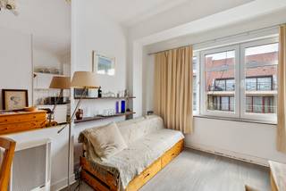 Gelegen op de derde verdieping van residentie Mistral geniet u van een open, lichtrijke studio. Dankzij de centrale ligging op wandelafstand van het strand, de winkels en horecagelegenheid bevindt deze studio zich op een toplocatie.<br /><br />De studio is niet renovatie-plichtig en beschikt over volgende indeling:<br />Inkom met ruime, open leefruimte, slaaphoek, aparte keuken en badkamer met douchecabine.<br /><br />Troeven:<br />Toplocatie<br />Geen renovatieplicht<br />Wandelafstand van de Zeedijk<br />Kleinschalige residentie<br />Privatieve kelderberging