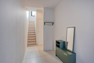 Deze instapklare woning met 170 m² bewoonbare oppervlakte bevindt zich in hartje Halle, op wandelafstand van scholen, winkels en het openbaar vervoer – een toplocatie voor wie comfort en bereikbaarheid belangrijk vindt. EPC B 153