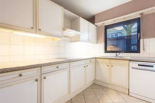 Bent u op zoek naar een appartement met 3 slaapkamers en tuin in Brasschaat? Dan is dit gelijkvloers appartement misschien wel ideaal voor u. Dit appartement is onderdeel van een kleinschalig gebouw met 5 units, gelegen in een rustige woonwijk nabij het centrum van Brasschaat.<br />Indeling: de inkomhal (14m²) met ingemaakte kasten geeft toegang tot het toilet en de badkamer (5m²) met wastafel dubbel in meubel en douche in ligbad. Verder zijn er 3 slaapkamers (16+11,5+11,5m²). De 3de slaapkamer geeft toegang naar de tuin die achter de tuin van de buren ligt. Aan de voorzijde hebben we de lichtrijke woonkamer (37m²) met aansluitend nog de ingerichte keuken (8m²) en de aparte berging. De garagebox aan de zijkant kan mee aangekocht worden voor 25.000 euro. <br />Troeven: <br />- gunstige EPC C (geen renovatieplicht)<br />- elektriciteit conform<br />- asbestveilig <br />- rustige buurt<br />Lijkt dit appartement iets voor u? Neem dan snel contact op met ons kantoor op 03 360 85 30!