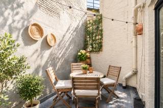 Gelegen in de gegeerde Vijfhoekwijk in Berchem, combineert deze woning een rustige en aangename woonomgeving met een uitstekende bereikbaarheid. De Terlinckstraat bevindt zich op wandelafstand van winkels, scholen, horeca en openbaar vervoer, terwijl ook de E19, A12 en Antwerpse Ring vlot bereikbaar zijn. Een ideale ligging voor wie de levendigheid van de stad wil combineren met het comfort van een rustige woonstraat.<br /><br />Deze ruime herenwoning weet authentieke charme moeiteloos te combineren met hedendaags wooncomfort. Hoge plafonds, originele mozaïekvloeren, prachtige parketvloeren en karaktervolle architecturale elementen zorgen doorheen de woning voor een warme en tijdloze sfeer. Daarnaast is de woning voorzien van airconditioning, een alarm en vliegenramen, wat het comfort aanzienlijk verhoogt.<br /><br />Via de statige inkomhal betreedt u de lichtrijke leefruimte, die naadloos aansluit op de volledig ingerichte keuken. Achteraan zorgt de zuidgerichte stadskoer van ca. 15 m² voor een aangename buitenruimte waar u dankzij de middagzon heerlijk kan genieten van het stadsleven. Een bijzondere troef is de volledig ingerichte souterrainverdieping. Deze omvat een ruime wasplaats, bureau, apart toilet, ingemaakte kasten en bijkomende bergruimte. <br /><br />De volledige eerste verdieping staat in het teken van de masterbedroom en vormt zo een bijzonder ruime en private slaapverdieping. De royale slaapkamer beschikt over een aansluitende dressing en een stijlvolle ensuite badkamer, uitgerust met een dubbele wastafel met praktische opbergmogelijkheden, een ruime inloopdouche en toilet. Een comfortabele en serene verdieping die volledig in functie staat van rust en privacy. De tweede verdieping biedt plaats aan twee ruime en lichtrijke slaapkamers en een tweede badkamer voorzien van een douche in bad, wastafel en toilet. Tot slot biedt de bovenste verdieping een ruime, polyvalente ruimte met tal van mogelijkheden. Deze leent zich uitstekend als extra slaapkamer, thuiswerkplek, hobbyruimte of ontspanningsruimte.<br /><br />Kortom, een unieke en royale stadswoning die authenticiteit, comfort en veelzijdigheid perfect combineert.<br />Interesse? Contacteer LISTED voor een bezoek: +32 3 283 51 51.