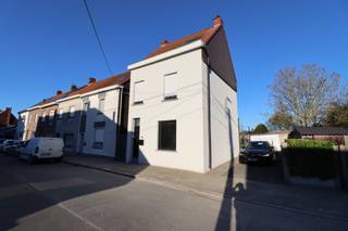 LiggingDeze woning is rustig gelegen in Moen, maar toch dicht bij het centrum. Winkels, scholen, horeca en openbaar vervoer bevinden zich in de...