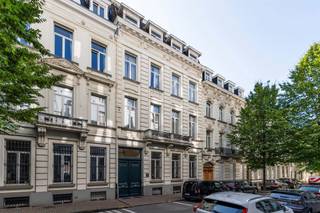 *** Rue de Suisse *** Vlakbij de Louizalaan, dicht bij alle voorzieningen (winkels, scholen, openbaar vervoer, sportcentrum, ...) biedt GESTEA u een schitterend duplex/penthouse (± 200m²) aan dat als volgt is samengesteld: Inkomhal (privélift), grote woonkamer met houtkachel, een zeer lichte eetkamer, een volledig uitgeruste keuken en een slaapkamer met badkamer; boven geeft de nachthal toegang tot 3 slaapkamers, 1 badkamer, wasruimte. Twee grote terrassen (EAST) met vrij uitzicht. Kelder en parkeerplaats. PEB D+ Info & Bezoeken met Jérôme BOONE op 0475 54 09 75 of jboone@trevi.be