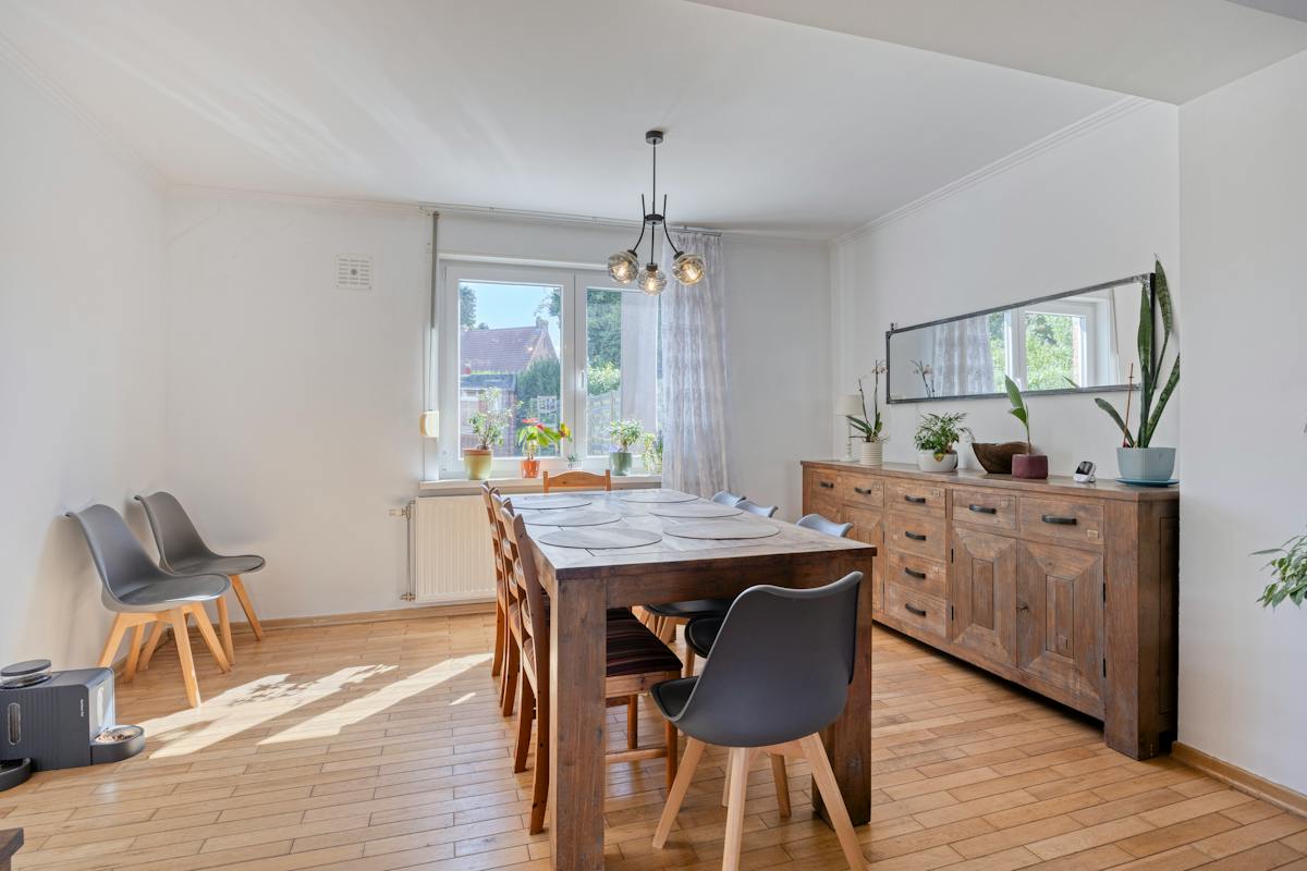 Ruime driegevelwoning met 4 slaapkamers, 2 badkamers, tuin en parking op uitstekende ligging te Vilvoorde en vlakbij Strombeek - foto 4