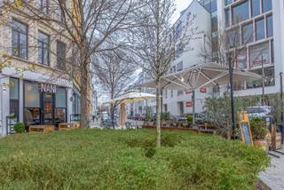 <p><strong>UNIEKE INVESTERINGSMOGELIJKHEID OP HET TRENDY ANTWERPSE ZUID</strong></p>
<p>Gelegen in het bruisende hart van Antwerpen-Zuid, op wandelafstand van het nieuwe Zuidpark, biedt dit verhuurde handelsgelijkvloers met kelderverdieping een triple A-locatie voor investeerders die op zoek zijn naar rendement en zichtbaarheid.</p>
<p>Momenteel huisvest het pand het gerenommeerde Restaurant NANI, een gevestigde waarde in de Antwerpse horeca.</p>
<p>Oppervlakte: ca. 80 m² handelsgelijkvloers + ruime kelder<br /><br /></p>
<h3>INDELING EN TROEVEN</h3>
<ul>
<li>
<p><strong>Handelsgelijkvloers:</strong> volledig ingericht restaurant met 40 zitplaatsen, een sfeervolle bar en een volledig uitgeruste bedrijfskeuken (blijft aanwezig bij verkoop).</p>
</li>
<li>
<p><strong>Kelderverdieping:</strong> gecompartimenteerde ruimte met koelcel, momenteel in gebruik als wijnkelder en opslag.</p>
</li>
<li>
<p><strong>Sanitair:</strong></p>
<ul>
<li>
<p>Achteraan bevindt zich een toilet aangepast voor personen met een beperking.</p>
</li>
<li>
<p>Op niveau -1 zijn aparte gastenvoorzieningen voorzien, met afzonderlijke toiletten voor dames en heren.</p>
</li>
</ul>
</li>
<li>
<p><strong>Lichtinval &amp; zichtbaarheid:</strong> dankzij de grote raampartij aan de voorzijde baadt het interieur in natuurlijk licht. De brede gevel biedt uitstekende zichtbaarheid voor passanten.</p>
</li>
<li>
<p><strong>Terrassen:</strong> 2 vergunde terrassen: een gevelterras en een eilandterras grenzend aan het recent aangelegde Zuidpark, samen goed voor 35 zitplaatsen – ideaal voor al fresco dining.</p>
</li>
<li>
<p><strong>Flexibiliteit voor koper:</strong> er is een akkord met de huurder om het pand te verlaten indien de koper dit wenst, waardoor de locatie ook perfect geschikt is voor eigen exploitatie.</p>
</li>
</ul>
<p><strong><br />Kortom:</strong> een turnkey investering op een toplocatie, met een sterke huurder, uitstekende zichtbaarheid en extra flexibiliteit voor de koper.<br /><br />Voor meer informatie of een bezoek ter plaatse neem gerust contact met Sigalit via sigalit@reds.be of op 0475668474</p>