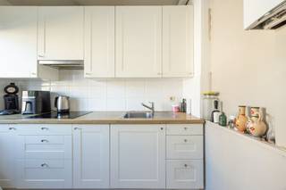 <strong>Leuk startersappartement met 2 slaapkamers of mooie investering<br /><br />Ligging: </strong>gelegen op de stadsrand met vlotte verbinding naar de ring, alsook op wandelafstand van het centrum van Turnhout.<strong><br /><br />Indeling: </strong>inkomhal, keuken, leefruimte met eethoek, badkamer, koele berging, 2 slaapkamers, garagebox<strong><br /><br />Omschrijving: </strong>2 slaapkamerappartement in een kleinschalig gebouw met 3 appartementen. Het appartement is tevens verhuurd à €725/m.<br />We betreden het appartement op de 1e verdieping en komen hier in de ruime leefruimte dewelke het centrale punt is. Vanuit de leefruimte is de keuken bereikbaar die gelegen is aan de voorkant van het appartement. Achteraan het appartement vinden we 2 slaapkamers, apart toilet, bergruimte en badkamer met douche. <br />Achteraan het gebouw bevindt zich nog een garagebox dewelke perfect kan dienen voor opslag van fietsen, ... . Deze garage zit mee in de prijs inbegrepen.<br /><br />Bijzonderheden<br />- EPC label C<br />- Elektriciteit = CONFORM<br />- Garagebox inbegrepen in de prijs<br />- Geen gemeenschappelijke kosten<br /><br />Informatieplicht in aanvraag<strong><br /></strong>