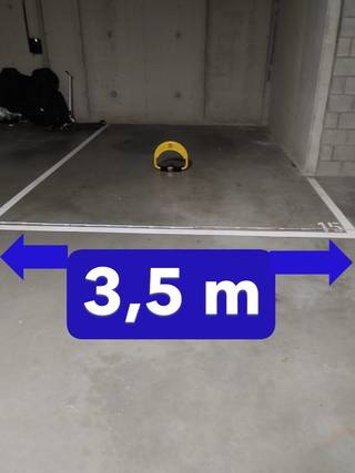 Comfortabel brede ondergrondse parkeerplaats , pal in het centrum van Wilrijk , deel uitmakend van een nieuw complex.<br />3,5meter breed (18m²) wat parkeren met grote wagen heel makkelijk maakt en steeds extra ruimte biedt bij het in-of uitstappen . (voorbereidingen voor het plaatsen van een laadpaal aanwezig).<br />Voor verdere info mail : roomsrobert@telenet.be of bel 0476212690