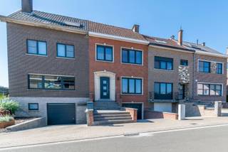 TOPLIGGING<br />Een degelijke en lichtrijke familiewoning (EPC: C) met oa. 3 kamers, inrichtbare zolder, terras, zuid-tuin, garage en parking !<br /><br />Op het gelijkvloers: inkomhal (11.15m²), eetplaats - living (30.00m²), keuken (9.50m²), verandamet toilet;<br />Op de eerste verdieping: nachthal, 3 kamers (14.50 / 12.00 / 6.50m²), <br />badkamer (ligbad, lavabo met wastafel, toilet);<br />Verder: ruime garage (3.21 x 7.75m), wasplaats/kelders (32.00m²),ruime inrichtbare zolder (ca. 28.00m²), aangelegd terras (30.00m²), perfect georiënteerde tuin, parking.<br /><br />Buitenschrijnwerk PVC dubbel glas - Centrale verwarming via condensatieketel (2022)<br />Perceeloppervlakte: 4a47ca - Kadastraal inkomen: 721 EUR<br />Nutsvoorzieningen: regenwaterput<br />EPC: 294Kwh/m² (label: C) - UC: 3839194<br /> Stedenbouwkundige inlichtingen beschikbaar op kantoor.