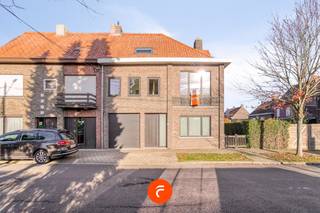 Deugdelijk gerenoveerde en stevig gebouwde halfopen woning. Rustig gelegen in het centrum van Moen. Deze ideale gezinswoning omvat beneden...