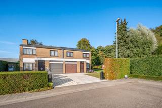 Deze half-open woning met tuin op 6 are is zeer rustig gelegen op het "Acacia"-pleintje tegen de Kesselse Bergen in een gezinsvriendelijke buurt nabij winkels, scholen, openbaar vervoer en met een goede (fiets)-verbinding naar Leuven en Brussel. Er is een oprit met plaats voor 1 wagen alsook een garage met automatische sectionaalpoort. <br />Indeling met op het gelijkvloers een inkomhal, een apart toilet en vestiaire, een berging, een grote lichtvolle leefruimte met achterliggende veranda en een ingerichte keuken. Op het verdiep heb je 3 ruime slaapkamers en een ingerichte badkamer met douche en 2de toilet. Zeer aangename tuin met tuinhuisje !<br />EPC-label E - score 455 - asbestveilig.<br />Voor een bezoek kan u mij steeds bereiken via 0477284876 of via mail vincent@immojanstas.be. Bijkomende info (EPC, bodemattest, elektriciteitsattest, enz...) kan U hier downloaden ↓