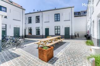 Charmante woning te huur in het hart van Gent. De woning werd volledig heropgebouwd in 2015 en beschikt over een open keuken, en twee verdiepingen die kunnen worden ingericht als slaapruimte.<br /><br />Op de bovenste verdieping bevinden zich een douche en lavabo. Daarnaast is er een gemeenschappelijke koer aanwezig.<br /><br />Ideaal voor starters, alleenstaanden of studenten. Studenten dienen er rekening mee te houden dat een tweede verblijfstaks van toepassing is.<br /><br />Bezoekmoment: maandag 8 juni om 14.00 uur.