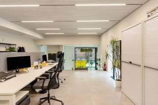 Kantoorruimte centrum Mechelen - unieke ligging aan de Dijle met zicht op het water - 150 m2 en instapklaar - quasi NIEUWBOUW<br /><br /><u>Gelijkvloers</u>: inkomhal met inkomsas en twee aparte ingangen, vestiaire, koffiecorner en ruime vergaderzaal/kantoorruimte<br /><br /><u>Eerste verdieping</u>: ruime werkruimte en ingerichte keuken met vaststaand meubilair en ingemaakte kasten<br /><br /><u>Benedenverdieping</u>: toilet, berging, grote lichtrijke werkruimte/vergaderzaal<br /><br />Handelsruimte is volledig met hoogwaardige en luxueuze materialen afgewerkt met ingemaakte kasten, vaststaand meubilair en ingebouwde verlichting<br /><br />Vloerverwarming met warmtepompen - verluchting D-systeem - voorzien van alle moderne technieken - EPC A- gelegen in Residentie De Lepelaar<br /><br />Prijs excl. BTW