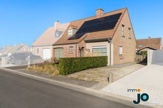 Cette agréable maison jumelée avec cuisine moderne et jardin ensoleillé est située dans le quartier calme et rural de Houthulst, dans un jeune lotissement et un cul-de-sac. La propriété est équipée de panneaux solaires et d'une batterie domestique et dispose de 3 chambres spacieuses.<br />Ce développement semi-détaché a encore beaucoup d'atouts avec sa cuisine mise à jour et ses finitions modernes.<br /><br />Voir la visite vidéo sur la chaîne instagram : immo_jo_sold_by_jo<br />Demandez votre devis gratuit à www.jo.immo<br /><br />Le séjour est en L et baigné de lumière grâce aux nombreuses fenêtres.<br />Vous avez un accès direct au jardin et l'espace de vie est bien relié à la cuisine de style campagnard récemment rénovée. Cette dernière est entièrement équipée et dispose d'un îlot de cuisson élégant, parfait pour des repas agréables.<br /><br />À l'étage se trouvent trois chambres spacieuses, chacune pouvant accueillir un lit double et une grande armoire. La salle de bains est agréablement spacieuse et dispose d'une baignoire avec fonction douche.<br /><br />Grâce aux panneaux solaires, cette maison est non seulement économe en énergie, mais aussi parfaitement prête pour l'avenir. À l'extérieur, vous profiterez d'un jardin nécessitant peu d'entretien, idéal pour se détendre en toute tranquillité. Avec plusieurs terrasses, cet espace extérieur offre de nombreuses possibilités de socialisation, que vous aimiez prendre un bain de soleil ou dîner en plein air.<br /><br />Vous recherchez une maison économe en énergie avec 3 chambres, une cuisine moderne et un jardin ensoleillé dans un lotissement calme ?<br />