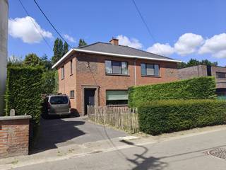 Bij het betreden van de woning kom je terecht in de inkomhal, die toegang biedt tot de leefruimtes. De woonkamer geniet van een aangename...