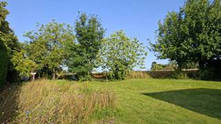Karaktervolle gezinswoning met prachtig landelijk uitzicht<br /><br />RICHTPRIJS: 420.000 euro<br />KIJKDAG 5 september<br /><br />Interesse? Bezoek de website: www.marionetten39.be<br /><br /><br />- Troeven op een rij:<br />- Ruim perceel van 740 m²<br />- Ca. 170 m² woonoppervlakte (39 m² garage + 47 m² zolder)<br />- Zonnige zuidoostgerichte tuin met landelijk uitzicht<br />- 3 volwaardige slaapkamers<br />- Ruime, lichtrijke leefruimte en gezellige keuken<br />- Ruime badkamer<br />- Aparte ruimte voor kantoor, praktijk, atelier of handelsactiviteit<br />- Grote inpandige garage en veel bergruimte<br />- Tal van inrichtingsmogelijkheden<br />- Rustige, groene ligging nabij Kortrijk<br />- Vlotte verbinding met autosnelweg, AZ Groeninge en Beneluxpark<br /><br /><br />Ruimte, licht en groen komen samen in deze halfopen woning in de zuidelijke rand van Kortrijk.<br />Met ca. 170 m² woonoppervlakte (excl. 39 m² garage + 47 m² zolder), biedt de woning bijzonder veel ruimte. Het gerenoveerde woongedeelte is instapklaar en beschikt over een ruime, lichtrijke leefruimte en een opgefriste keuken met zicht op de tuin.<br /><br />Een bijzondere troef is het afzonderlijke gedeelte met twee ruime kamers, ideaal als kantoor, praktijk, atelier, hobbyruimte of extra woonruimte. De grote garage met brede poort biedt bovendien plaats voor een bestelwagen, camper of extra opslag.<br /><br />Op de verdieping bevinden zich drie ruime slaapkamers, een badkamer met bad en douche en een royale overloop die perfect kan dienen als bureau, speelhoek of leesplek.<br /><br />De zuidoostgerichte tuin met open zicht over de velden, statige notelaar, esdoorns, bloemenweide en moestuin vormt een heerlijke groene plek om tot rust te komen.<br /><br />Dit alles op een rustige ligging nabij Stadsgroen Marionetten, het Preshoekbos en Bellegem, met een vlotte verbinding naar Kortrijk, AZ Groeninge, het Beneluxpark en de autosnelweg.<br /><br />Een veelzijdige woning voor wie ruimte, groen en mogelijkheden zoekt.<br />