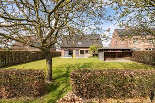 <p>Ruime en veelzijdige gezinswoning met 5 slaapkamers op een perceel van ca. 1.091 m², ideaal gelegen in Hoogstraten op een steenworp van de Nederlandse grens en met vlotte verbinding naar de E19.</p>
<p>Deze woning biedt een bewoonbare oppervlakte van ca. 285 m² en combineert ruimte, comfort en een aangename ligging. Binnenin geniet u van royale leefruimtes met veel lichtinval, perfect voor gezinnen of wie wonen en werken wil combineren. De vijf volwaardige slaapkamers zorgen voor tal van mogelijkheden, zoals een bureau, hobbyruimte of logeerkamer.</p>
<p>Achteraan het perceel wordt u verrast door een prachtig, open weids zicht over de omliggende natuur, wat zorgt voor een gevoel van rust en privacy. De ruime tuin biedt volop potentieel voor ontspanning, spelende kinderen of het aanleggen van een tuin naar eigen smaak.</p>
<p>Kortom, een ideale woning voor wie op zoek is naar ruimte, bereikbaarheid en een groene omgeving, met alle voorzieningen binnen handbereik.</p>