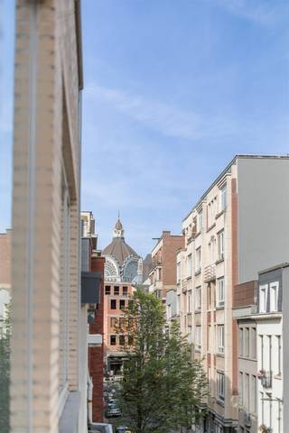 <p><span>Appartement centraal gelegen </span></p><p><span>Ontdek dit instapklare appartement van 66 m² in centrum Antwerpen. Dankzij de uitstekende centrale ligging bevindt u zich op wandelafstand van het </span><span>Centraal Station, de Antwerpse Zoo</span><span>, tal van winkels, restaurants en gezellige horecazaken. Bovendien geniet u van een vlotte verbinding met het openbaar vervoer en de belangrijkste invalswegen.</span></p><p><span>Bij het betreden van het appartement komt u terecht in een inkomhal die toegang biedt tot alle ruimtes. Vooraan bevindt zich de</span><span> lichtrijke leefruimte met een open keuken</span><span>, wat zorgt voor een aangename en open woonbeleving.</span></p><p><span>Vanuit de hal bereikt u tevens het toilet en de badkamer. Achteraan het appartement bevindt zich een ruime slaapkamer met toegang tot een balkon, waar u in alle rust kunt genieten van de buitenlucht.</span></p><p><span>Als extra troef beschikt het appartement over een ondergrondse auto staanplaats, wat in deze centrale buurt een absolute meerwaarde vormt.</span></p><p><span>Troeven:</span></p><ul><li><span>Centrale ligging in Antwerpen </span></li><li><span>Bewoonbare oppervlakte van 66 m² </span></li><li><span>Lichtrijke leefruimte met open keuken </span></li><li><span>Ruime slaapkamer met balkon </span></li><li><span>Apart toilet </span></li><li><span>Ondergrondse autostaanplaats (reeds verkocht)</span></li><li><span>Op wandelafstand van het Centraal Station, de Zoo, winkels en horeca </span></li><li><span>Uitstekende bereikbaarheid met openbaar vervoer en belangrijke invalswegen</span></li></ul><p><span> </span></p><p><span>Extra</span></p><p><span> </span></p><p><span>• EPC: 139 kWh/m²/jaar (Label B)</span></p><p><span>• Maandelijkse kosten (water, CV, syndicus, blokpolis, onderhoud en verbruik gemeenschappelijke delen) : €170</span></p><p><span>• Auto staanplaats reeds verkocht</span></p>