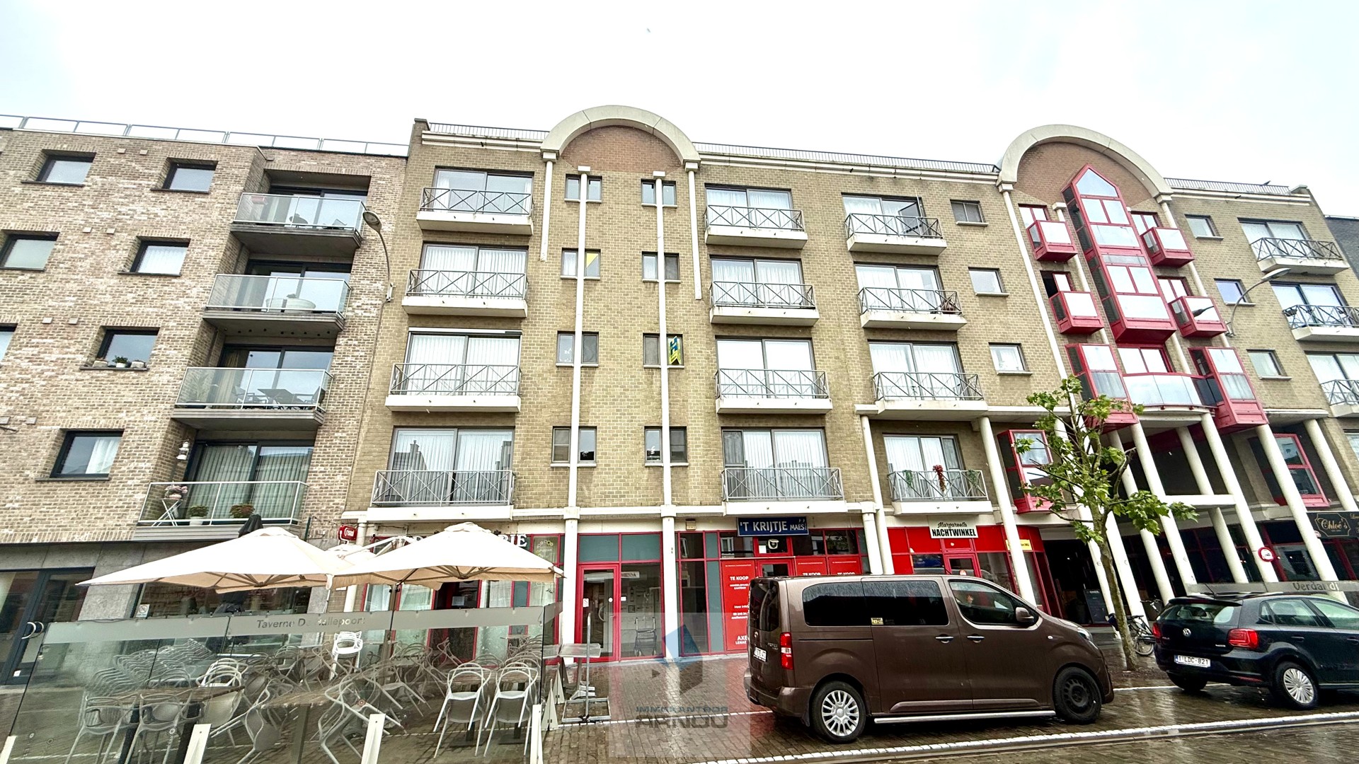 Centraal gelegen, lichtrijk en ruim appartement met 2 slaapkamers en garage - foto 1