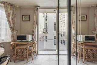 Lichtrijke & ruime studio gelegen op een toplocatie vlakbij de zeedijk, de jachthaven en het winkel-wandelgebied.De ideale uitvalbasis van deze...