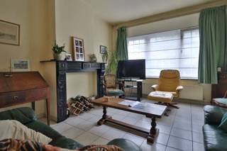 <p><span>Super gelegen burgerwoning met stadstuin</span></p><p><span> </span></p><p><span> </span></p><p><span>Kom deze woning met super potentieel ontdekken, mooie bewoonbare oppervlakte, hoge plafonds, en ruime stadstuin. Gelijkvloers is er de inkom, ruime woonkamer met aparte keuken en eetplaats. Op de tussenverdieping is een ruime badkamer voorzien en op de eerste verdieping twee zeer ruime slaapkamers. De tweede verdieping is volwaardig en biedt ruimte aan de derde XL slaapkamer + de zolder met mezaninne waar nog een zee van mogelijkheden zijn...</span></p><p><span> </span></p><p><span>De woning heeft tevens een grote en droge kelder.</span></p><p><span> </span></p><p><span>Voor de wagen is er nabij een overdekte staanplaats die kan apart kan aangekocht worden.</span></p><p><span> </span></p><p><span>Topwoning voor wie de handen uit de mouwen wil steken, dit op een super ligging!</span></p>