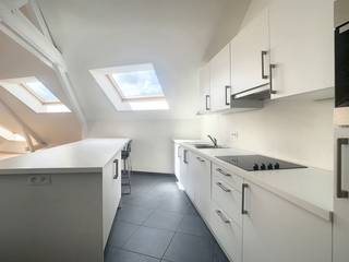 <p>Uitzonderlijk en energiezuinig duplex appartement, gelegen op de eerste en zolderverdieping, met een centrale ligging en hoogwaardige afwerking, waaronder warme houten vloeren.</p><p>De indrukwekkende open leefruimte met keuken van maar liefst 80 m² creëert een echt loftgevoel. Dankzij de talrijke Veluxramen baadt het geheel in natuurlijk licht, terwijl de authentieke houten balken zorgen voor extra charme.</p><p>Het appartement beschikt over twee ruime slaapkamers en een comfortabele badkamer, uitgerust met zowel een bad als een douche. Daarnaast is er een praktische berging voor extra opslagruimte.</p><p>Parkeren gebeurt vlot op de privatieve staanplaats.</p><p>Extra troeven: EPC B, conforme elektriciteit en asbestveilig. Het pand wordt momenteel verhuurd aan een aantrekkelijke prijs, wat het ook bijzonder interessant maakt als vastgoedbelegging. Bovendien wordt ook het ondergelegen duplex appartement te koop aangeboden.</p><p> </p>