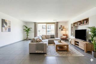 Recent appartement te koop op een fantastische locatie in Brugge. Het appartement is gelegen nabij het station en dicht bij alle uitvalswegen (Expresweg, E40, E403 ...). Met op een boogscheut het centrum van Brugge zijn alle voorzieningen zoals winkels, horeca, en openbaar vervoer vlakbij! Een veelzijdig appartement dat aansluit bij de behoeften van diverse huishoudens, ongeacht samenstelling of leeftijd.De indeling van het appartement is al volgt: 6°V.: - inkomhal (5m²) - apart toilet- ruime woonkamer (41m²) - open keuken voorzien van een vaatwasmachine, dubbele spoelbak, keramische kookplaat, dampkap, oven en koelkast - ruim, gunstig georiënteerd terras (14m²) - bergruimte met aansluiting voor wasmachine en droogkast (3m²) - 2 slaapkamers (13m² en 8m²) - ruim terras - badkamer voorzien van bad met douchemogelijkheid en lavabo (5,5m²)Op heden is het appartement verhuurd.