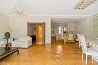 <p><span>Gelegen aan de geliefde Prins Albertlei, met uitzicht op het weelderige Albertpark en op steenworp afstand van het Harmoniepark. Dit ruim appartement heeft een beetje liefde nodig, maar is wel prima onderhouden! De ruime woonkamer van 42m² straalt een warme sfeer uit dankzij het overvloedige natuurlijke licht dat binnenvalt op de prachtige visparket. Het appartement telt nu 3 slaapkamers maar indien gewenst kan er op een vrij eenvoudige manier een 4de worden voorzien. Verder zijn er ook nog 2 badkamers en een aparte wc. Ook aan berging is er geen gebrek door de vele ingemaakte kasten. Ook kan je eenvoudig buiten vertoeven, door de 2 terrassen, eentje vooraan en eentje achteraan.</span></p>
<p><span>Kortom, leven als God in Frankrijk? Dat begint hier, op de Prins Albertlei nummer 15!<br /><br />Extra's:<br />-> EPC B: 143kWh/m2<br />-> Ruimte<br />-> Groen en wisselende uitzicht!<br />-> Parking onder het gebouw verplicht aan te kopen voor 40.000 euro<br />-> Niet twijfelen, gewoon bellen!<br /><br />Wg, Gvkr, Gvv, Gmo, geen overstromingsgevoelig gebied</span></p>