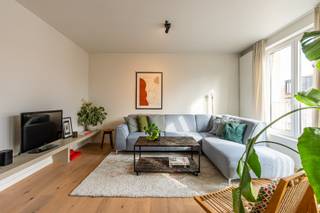 Algemeen<br />Op een toplocatie in het centrum van Gent, vlakbij de Coupure, bevindt zich dit stijlvol gerenoveerde appartement (2018) met een bewoonbare oppervlakte van 102 m². Dankzij de praktische indeling, de aangename lichtinval en de kwalitatieve afwerking vormt dit appartement de ideale thuisbasis voor wie comfortabel en centraal wil wonen.<br />Ook de ligging is een absolute troef. Het appartement bevindt zich in een verrassend rustige omgeving, op wandelafstand van het historische stadscentrum. Winkels, gezellige horecazaken en tal van andere voorzieningen liggen binnen handbereik. Bovendien is het appartement vlot bereikbaar met het openbaar vervoer en met de wagen via de nabijgelegen invalswegen. Hier geniet je dus van alle voordelen van het bruisende stadsleven, zonder in te boeten aan rust en wooncomfort.<br /><br />Indeling<br />Via de centrale inkomhal bereik je de verschillende ruimtes van het appartement. Vooraan bevinden zich twee volwaardige slaapkamers, gevolgd door een afzonderlijk toilet en een badkamer met inloopdouche en dubbele lavabo. Daarnaast is er een praktische berging met aansluitingen voor een wasmachine en droogkast. Achteraan bevindt zich de ruime en lichtrijke leefruimte, die zonder twijfel het hart van het appartement vormt. De vele raampartijen aan weerszijden zorgen voor een aangenaam doorzon-effect en een overvloed aan natuurlijk licht. De parketvloer geeft de ruimte bovendien een warme en stijlvolle uitstraling. De open keuken sluit naadloos aan op de leefruimte en is volledig ingericht met kwalitatieve materialen en toestellen. Vanuit de keuken heb je toegang tot het zuidwestgericht terras, waar je heerlijk van de namiddag- en avondzon kunt genieten.<br /><br />Tot slot beschikt het appartement over een afzonderlijke berging op het gelijkvloers. Een ondergrondse autostaanplaats kan optioneel worden aangekocht, een bijzonder praktische meerwaarde op deze centrale locatie.<br /><br />Troeven<br />* Stijlvol appartement, gerenoveerd in 2018<br />* 2 volwaardige slaapkamers<br />* Zuidwestgericht terras<br />* Centrale, maar verrassend rustige ligging nabij de Coupure<br /><br />Interesse?<br />Ben je op zoek naar een ruim, lichtrijk en instapklaar appartement op een toplocatie in Gent? Dan is dit appartement absoluut een bezoek waard! Neem gerust contact op met Tim voor meer informatie of om een bezoek in te plannen.<br />📞 0487 40 21 28<br />📧 tim@gentill.be