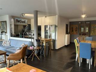 Modern appartement(118m²) met 2 slaapkamers, living in L-vorm met open keuken en zuid gericht terras(30m²).Verder is er een gastentoilet, badkamer...