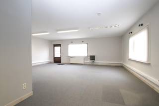 Op zoek naar een commerciële ruimte met uitstekende bereikbaarheid en veelzijdige gebruiksmogelijkheden? Ontdek dit handelsgelijkvloers van 87 m², gelegen op een toplocatie vlakbij de ringweg (R8) te Kortrijk.<br /><br />Dankzij de functionele indeling en de praktische vloeroppervlakte is dit pand ideaal voor diverse beroepsactiviteiten zoals een kinesist, advocaat, kapsalon, schoonheidsspecialiste, en meer.<br /><br />Indeling:<br /><br />Ruime commerciële ruimte<br /><br />Afzonderlijk bureel/kantoor<br /><br />Kitchenette met berging<br /><br />Apart toilet<br /><br />Troeven:<br />✔ Gegeerde ligging vlakbij de R8<br />✔ Veel natuurlijke lichtinval<br />✔ Asbestveilig<br />✔ Vlotte parkeermogelijkheden in de onmiddellijke omgeving<br />✔ Geschikt voor vrije beroepen en detailhandel<br /><br />Laat deze opportuniteit niet aan je voorbijgaan en plan vandaag nog je bezoek!<br /><br />📞 Contacteer ons via 056/75.76.79