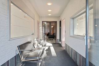 Dit ruime magazijn met kantoorruimte (999m²) en loft (187m²) biedt enorm veel potentieël voor wie op zoek is naar een handelsruimte/stockageruimte met woonst.<br /><br />Op het gelijkvloers vinden we de inkomhal/wachtruimte, 2 burelen, een showroom of multifunctionele ruimte en een ruime magazijnruimte met gladde betonvloer, lichtstraten en sectionale poort.<br /><br />De gerenoveerde loft (2007) met hoogwaardige afwerking is gelegen boven de magazijnruimte. Eens boven brengt de nachthal ons naar de ruime, lichtrijke woonkamer met open keuken die volledig voorzien werd van alle toestellen. Verder zijn er 2 ruime slaapkamers, een badkamer met dubbele wastafel, douche en bad, een aparte wasplaats, toilet en een ruim zonneterras.<br /><br />Bovendien werd het appartement volledig geïsoleerd en voorzien van een ventilatiesysteem, vloerverwarming, airco, een nieuwe condensatieketel en super isolerende ramen. <br /><br />Oppervlaktes:<br />- Loft: 187m²<br />- Terras: 70m²<br />- Kantoor: 61m²<br />- Magazijn/showroom: 938,5m²<br /><br />Voor het gebouw zijn 5 autostaanplaatsen voorzien.<br /><br />De vraagprijs voor dit magazijn met kantoorruimte en loft is €1.260.000.<br />Neem contact op met Nico via Nico@reds.be of 0478 012 012 voor een bezoek ter plaatse.