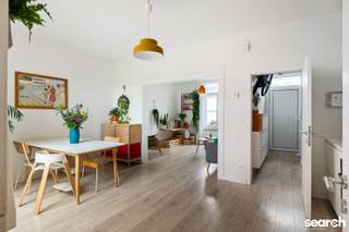 Op zoek naar een fijne woning, midden in het groen en aan de rand van het Uilenbos? En dit nabij het centrum van Boechout? Search no more & get in touch!<br /><br />De aangelegde oprit voor de woning zorgt alvast voor voldoende parkeergelegenheid. Over de woning zelf dan. Je komt binnen via de inkomhal die uitgeeft op de open leefruimte, met eetplaats, open keuken en gezellige zitplaats. Aansluitend bevindt zich de berging met aansluiting voor wasmachine en droogkast, douche en apart toilet.<br /><br />Aan buitenruimte heeft deze woning absoluut geen gebrek. De tuin voelt zeer ruim aan en en loopt ver door naar achteren. Ideaal voor liefhebbers van rust en groen! Een absolute troef!<br /><br />Op de eerste verdieping liggen 2 volwaardige slaapkamers en de recent vernieuwde badkamer met inloopdouche, lavabo en ligbad. Vanuit de tweede slaapkamer heb je toegang tot de zolderverdieping. Hier bevindt zich de derde slaapkamer met ingebouwde kastenwand en een fantastisch uitzicht over de nabijgelegen velden en bossen. <br /><br />Als extra beschikt de woning over een droge kelder en een tuinhuis, ideaal voor stockage! <br /><br />Nog meer woonruimte nodig? Deze woning biedt diverse uitbreidingsmogelijkheden om jouw woonplannen te realiseren.<br /><br />Plan je graag een bezoek tijdens de eerste bezoekdagen op vrijdag 23 oktober of zaterdag 24 oktober?<br /><br />Bel Dries op 0470/107 217. <br /><br />Let op: de aangegeven prijs is een vanaf-prijs!<br />