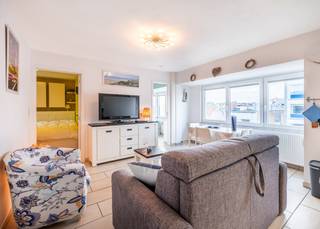 Instapklaar appartement te koop met 2 slaapkamers in het centrum van Koksijde. Dit gezellige pand bevindt zich in de authentieke residentie Victory, gelegen op de hoek van de Lalouxlaan en de Zeelaan. Het commerciële centrum, de winkels en de zee bevinden zich vlakbij.<br /><br />Het pand werd als volgt ingedeeld:  lichtrijke leefruimte met open en uitgeruste keuken | afzonderlijk toilet | eerste volwaardige slaapkamer met douche en lavabo | tweede volwaardige slaapkamer met douche en lavabo.<br /><br />Dit appartement is volledig conform de wetgeving van de vakantieverhuur (elektriciteit = CONFORM, branddeur, brandblusapparaat,...). Het dak van het gebouw werd reeds volledig geïsoleerd en vernieuwd.<br /><br />Bent u op zoek naar een INSTAPKLARE "Pied à terre" of naar een investering? Aarzel dan niet en contacteer ons voor een bezoek!