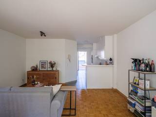 Bel Sander op 0479355602 voor een afspraak: Bezoek op vrijdag 26 juni.<br /><br />Met zicht op de Gentse binnenwateren, recht tegenover de imposante Krook, wordt dit prettige appartement met één slaapkamer te huur aangeboden. In residentie Colosseum, op de hoek van de Oudescheldestraat en de Kuiperskaai, vinden we dit volledig instapklaar appartement dat bestaat uit een keurige inkomhal, slaapkamer met ensuite badkamer, keuken en leefruimte. <br /><br />Vlakbij invalswegen, openbaar vervoer, universiteitsfaciliteiten en ontspanningsmogelijkheden. Perfect voor young professionals, PhD-studenten, koppeltjes of eender wie zich wil vestigen op één van de meest gegeerde locaties in Gent! <br /><br />Huurprijs incl. syndicuskosten = 895 euro/maand.