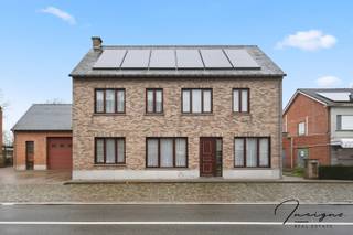 <br /><br />Bent u op zoek naar een<strong> ruime woning met veel potentieel én commerciële mogelijkheden</strong>? Dan is deze eigendom op een vlot bereikbare ligging te Booischot zeker een bezoek waard.<br /><br />Deze karaktervolle woning beschikt over maar liefst<strong> 5 volwaardige slaapkamers</strong> en <strong>2 badkamers</strong>, waardoor ze uitermate geschikt is voor grote gezinnen of wie extra ruimte wenst voor hobby, logees of thuiswerk. Op het gelijkvloers bevindt zich naast de <strong>lichtrijke leefruimte </strong>en de <strong>ingerichte keuken</strong> ook een <strong>afzonderlijk bureel</strong>, ideaal voor een vrij beroep of thuiswerk.<br /><br /><strong>Ruime en functionele loods</strong> die tal van gebruiksmogelijkheden biedt. Deze kan perfect dienen als opslagruimte, werkplaats, magazijn of voor het uitoefenen van een zelfstandige activiteit.<br />De loods is uitgerust met <strong>twee sectionale poorten</strong>, wat zorgt voor een vlotte toegankelijkheid voor voertuigen, leveringen of professioneel gebruik. Daarnaast zijn er één of meerdere <strong>atelier- of werkruimtes</strong> voorzien, ideaal voor ambachtelijke activiteiten, stockage of hobbyprojecten.<br /><br />Dankzij de indeling en zichtbaarheid langs de straat biedt deze eigendom bovendien de <strong>mogelijkheid tot het</strong> <strong>uitoefenen van een handelsactiviteit </strong>of zelfstandige activiteit (mits de nodige vergunningen). De ruime parkeermogelijkheden vormen hierbij een absolute troef voor klanten of bezoekers.<br /><br /><u><strong>Extra troeven</strong></u>:
<ul>
	<li>Zonnepanelen</li>
	<li>Airconditioning</li>
	<li>Renovaties uitgevoerd in 1995 en 2003</li>
	<li>Degelijke basis met tal van mogelijkheden</li>
	<li>Veel parkeergelegenheid</li>
</ul>
<br />Met een gerichte opfrissing of renovatie kan deze woning worden omgevormd tot een prachtige, hedendaagse thuis of een combinatie van wonen en werken.<br /><br />Bent u op zoek naar ruimte, zichtbaarheid en potentieel op een strategische locatie? Contacteer Anne vandaag nog op het nummer 0472/78.40.49 voor meer informatie of een bezoek ter plaatse.