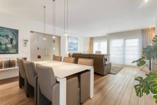 <p>Op een ideale en centrale locatie, vlak bij scholen, supermarkten en belangrijke invalswegen, vinden we deze verrassend ruime en energiezuinige woning met maar liefst 274 m² bewoonbare oppervlakte.</p>
<p><strong>Indeling:</strong><br />Gelijkvloers: handels- of praktijkruimte met aanpalende garage, een slaapkamer en aparte kantoorruimte. Vanuit het gelijkvloers is er rechtstreeks toegang tot de tuin.<br />Eerste verdieping: lichtrijke leefruimte met aansluitende keuken en terras, met een prachtig zicht op de tuin.<br />Tweede verdieping: drie slaapkamers, een ruime nachthal en een zolder, ideaal als extra bergruimte.</p>
<p>Buiten geniet je van een grote, zonnige en volledig aangelegde tuin met sfeervolle zwemvijver. </p>
<p><strong>Grootste troeven:</strong></p>
<p>• EPC B-label – energiezuinig<br />• 274 m² bewoonbare oppervlakte<br />• Handels-/praktijkruimte met kantoor en garage<br />• 4 slaapkamers<br />• Lichtrijke leefruimte met keuken en terras<br />• Ruime nachthal en zolder<br />• Rechtstreekse toegang tot de tuin<br />• Grote, zonnige en aangelegde tuin met zwemvijver<br />• Centrale en rustige ligging</p>
<p><strong>Ontdek zelf de vele troeven van deze woning en plan vandaag nog uw bezoek!</strong></p>