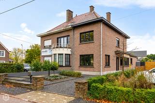 Op een uitstekende locatie nabij het centrum van Heist-op-den-berg bevindt zich deze gerenoveerde woning met 2 slaapkamers gezellige tuin, garage en een praktische achteringang. U geniet hier van een goed bereikbare ligging, met winkels, eet- en drankgelegenheden, scholen en het openbaar vervoer op wandelafstand.<br /><br />We betreden de woning via de inkomhal. De lichtrijke leefruimte nodigt uit tot onstpanning. Aansluitend de eetplaats, voorzien van heel wat ingebouwde kastruimte. De open keuken sluit mooi aan op de eetplaats en is voorzien van de voornaamste toestellen. Hieruit heeft u toegang tot de berging/wasplaats. Verder beschikt het gelijkvloers nog over een badkamer met toilet, wastafel en inloopdouch. In de zuid-georiënteerde tuin kunt u steeds in alle rust en privacy genieten van het mooie weer.<br /><br />Via de nachthal op de eerste verdieping bereikt u de 2 zéér ruime slaapkamers. Daarnaast is de overloop ideaal voor een bureauruimte en beschikt de woning over een ruime zolder die eventueel kan dienen als een 3de slaapkamer na het voorzien van een extra vaste trap. <br /><br />Ten slotte beschikt de woning over een tuinhuis, garage, prachtig aangelegde tuin en een praktische achteringang.<br /><br />De woning is energiezuinig (EPC C) , asbestvrij en de electriciteit is conform<br /><br />Dit is een uitstekende opportuniteit als u op zoek bent naar een gerenoveerde woning met 2 slaapkamers gezellige tuin, garage en een praktische achteringang. . Contacteer ons op het nummer 0473 38 29 40 voor meer informatie of neem een kijkje op www.boonstravastgoed.be.<br /><br />Bijzonderheden:<br />- Zuid-gerichte tuin<br />- Energiezuinig (Label C : 243 kWh/m2)<br />- Achteringang met garage