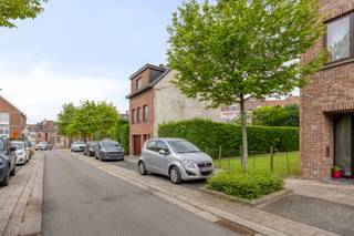 <p>Ce terrain à bâtir pour construction fermée situé à Wemmel bénéficie d’un emplacement calme dans une rue résidentielle tout en offrant une excellente accessibilité vers Bruxelles. Il représente une belle opportunité pour les personnes souhaitant construire une maison unifamiliale spacieuse et confortable dans un environnement agréable où tranquillité et mobilité se rencontrent parfaitement.</p><p>Le terrain se situe en zone d’habitat et convient à la réalisation d’une maison 2 façades. Selon les prescriptions urbanistiques en vigueur, il est possible de construire jusqu’à 2 niveaux avec un étage supplémentaire en retrait sous toiture. Cette configuration permet de concevoir une habitation moderne et fonctionnelle répondant pleinement à vos attentes.</p><p>Les prescriptions générales imposent une profondeur de construction harmonieuse avec les bâtiments voisins. La profondeur du bâtiment adjacent devra donc être respectée. La forme de toiture devra également s’intégrer harmonieusement à l’environnement immédiat. Les habitations voisines étant équipées de toitures inclinées, une toiture en pente est imposée avec une hauteur maximale de corniche de 6,50m.</p><p>Les possibilités offertes permettent de créer une habitation qualitative avec des espaces de vie confortables et une organisation intérieure adaptée à la vie de famille. L’étage en retrait offre un espace complémentaire idéal pour des chambres supplémentaires, un bureau ou une salle polyvalente.</p><p>Le terrain dispose également d’un atout important avec l’obligation de conserver une zone de jardin privatif. Vous profitez ainsi d’un agréable espace extérieur propice au calme, à l’intimité et à la détente. La construction d’un bâtiment annexe indépendant est également autorisée dans le respect des prescriptions urbanistiques.</p><p>Le confort pratique a aussi été prévu puisqu’au moins une place de parking privative devra être aménagée sur le terrain.</p><p>La localisation à Wemmel constitue une véritable valeur ajoutée. Vous vivez dans un environnement résidentiel calme avec une connexion rapide vers Bruxelles et les communes environnantes. Les commerces, écoles, transports en commun et principaux axes routiers se trouvent à courte distance, offrant un équilibre idéal entre tranquillité et accessibilité.</p><p>Ce terrain à bâtir à Wemmel conviendra parfaitement à ceux qui recherchent un terrain bien situé avec des possibilités de construction claires pour réaliser une maison familiale confortable et qualitative. Contactez-nous pour plus d’informations ou pour découvrir tout le potentiel de ce terrain lors d’une visite.</p>