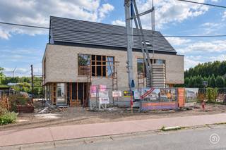 AANKOOP AAN 6% BTW MOGELIJK<br /><br />Laatste woning beschikbaar<br /><br />Ontdek dit exclusieve project op toplocatie nabij het centrum van Hingene. Alles wat je nodig hebt bevindt zich op wandelafstand.<br /><br />Dit project omvat twee unieke halfopen woningen, met een ruime bewoonbare oppervlakte van maar liefst 306 m² en een high-end afwerking die klasse en comfort uitstraalt.<br /><br />Op het gelijkvloers vinden we een inkomhal met vestiaire en toilet, een open leefruimte met keuken, eetplaats en zitruimte en een praktische berging. De grote raampartijen zorgen voor overvloedig daglicht.<br /><br />Op de eerste verdieping zijn er drie slaapkamers, waarvan één met dressing en ensuite douchekamer, een badkamer met dubbele lavabo, ligbad en douche en een apart toilet.<br /><br />De vaste trap geeft toegang tot de volledig afgewerkte zolder.<br /><br />Elke woning beschikt over een oprit en een zuidgerichte tuin. Indien gewenst kan je een magazijn bouwen in de achtertuin.<br /><br />De woningen zijn BEN (E10), waardoor je voor 5 jaar geniet van een vrijstelling van onroerende voorheffing.<br />Er wordt gebruik gemaakt van een warmtepomp, vloerverwarming met actieve koeling overal, zonnepanelen, ventilatie type D en super isolerende beglazing.<br /><br />Bovendien zijn er ruime budgetten voorzien waardoor je de woning helemaal kan afstemmen op jouw stijl en voorkeuren.<br /><br />Een ideale mix van stijlvol wonen, duurzame technieken en een uitstekende ligging.<br /><br />Wil je meer informatie over dit project?<br />Neem gerust contact op via yordi@julimmo.be of 0473 76 18 07.