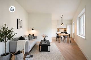 <p>Investeren op een topligging? Deze opbrengsteigendom in het centrum van Kortrijk is een absolute blikvanger!</p><p>Het pand omvat 3 afzonderlijke wooneenheden en biedt daardoor een mooie opportuniteit voor investeerders. Op het gelijkvloers bevinden zich 2 verhuurde studio’s, elk met 1 slaapkamer. De eerste verdieping herbergt een stijlvol gerenoveerd appartement met 2 slaapkamers.</p><p>Dankzij de centrale ligging in het bruisende hart van Kortrijk, de onmiddellijke nabijheid van winkels, horeca, openbaar vervoer en alle voorzieningen, geniet dit pand van een sterke verhuurbaarheid.</p><p>Een aantrekkelijk totaalpakket voor wie op zoek is naar een instapklaar opbrengsteigendom met meerdere huurinkomsten op een toplocatie!</p><p>Meer info of plan je bezoek via denis@immobeguin.be of www.immobeguin.be</p>