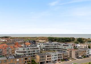 Tussen Oostende en Bredene, waar strand en rust elkaar ontmoeten, vind je dit stijlvol tweeslaapkamerappartement. Het ligt in een groene,...