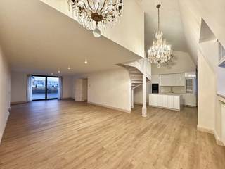 Wilt u wonen in een monumentaal gebouw in het centrum van de stad? Dan is deze duplex penthouse met fenomenaal dakterras iets voor u.<br />Een mooi evenwicht tussen comfort en authentieke elementen.<br />Via de imposante inkom kan u met de lift of trap naar de bovenste verdieping. <br /><br />Indeling: U betreedt de penthouse via een ruime inkomhal, uitgevend op een open keuken uitgerust met toestellen. Aansluitend vindt u een lichtrijke leef en zitruimte.<br />Boven zijn er twee ruime slaapkamers voorzien met elk hun eigen badkamer.<br /><br />Het dakterras biedt een zee van ruimte! Hier kan u gezellig vertoeven.<br /><br />Deze penthouse is beschikbaar vanaf 1 augustus 2026<br /><br />Huurprijs €2400,-/maand. Alg kosten €175,- /mnd <br />Nutsvoorzieningen zijn individueel.<br /><br />Er is een mogelijkheid tot het huren van diverse parkeerplaatsen. <br /><br />Wenst u een bezoek aan deze penthouse, laat het ons gerust weten en wij plannen met de glimlach een bezoek in.<br /><br />U kan ons contacteren op het nummer 03 203 02 02 of via mail immo@sidimex.be