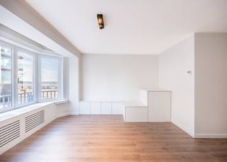 Ontdek dit instapklare, westgericht appartement met 2  slaapkamers en een zijdelings zeezicht, gelegen in de charmante en kleinschalige residentie Majestic (slechts 6 appartementen, één per verdieping). Dit recent volledig gerenoveerde appartement (2025–2026) bevindt zich op de eerste verdieping en combineert modern comfort met een uitstekende ligging aan zee.<br /><br />De indeling is doordacht en praktisch: een inkomhal leidt naar de lichtrijke leefruimte met aangenaam zijdelings zeezicht, aansluitend een open, volledig uitgeruste keuken. Verder beschikt het appartement over een stijlvolle badkamer met inloopdouche, lavabo in meubel en handdoekdroger, een apart toilet, een ruime eerste slaapkamer en een tweede slaapkamer met plaats voor twee enkele bedden die uitgeeft op het terras aan de achterzijde.<br /><br />Dankzij het EPC-label B en de verwarming op aardgas met een recente condenserende gaswandketel geniet u van energiezuinig wooncomfort.<br /><br />Als extra troef is er een ruime privatieve kelder inbegrepen in de prijs.<br /><br />Daarnaast is er de mogelijkheid tot aankoop van een ruime, gelijkvloerse garage in de residentie, met plaats voor twee wagens (één binnen en één voor de garage) aan € 70.000.<br /><br />Bent u op zoek naar een zonnig tweede verblijf of een slimme investering aan zee in Koksijde? Contacteer ons vandaag nog en plan uw bezoek!