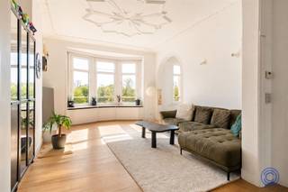 <p><span>Licht duplexappartement met terras en Art Deco-karakter in Zurenborg</span></p><p><span>Wie graag in de stad woont maar thuis ook rust en ruimte wil, vindt hier een fijne combinatie. Dit duplexappartement ligt tussen de Draakplaats en de Dageraadplaats, in een Art Deco-gebouw uit 1925. Hoge plafonds, houten vloeren, moulures en bogen geven het interieur karakter, terwijl de ingerichte keuken, de badkamer en het aparte bureau zorgen voor hedendaags comfort. Met twee slaapkamers, een westgericht terras en veel bergruimte is dit een plek voor wie stadsleven graag combineert met comfortabel wonen en thuiswerken.</span></p><p><span> </span></p><p><span>Indeling</span></p><p><span>De tweede verdieping is volledig ingericht als leefverdieping. De woonkamer, eetkamer en het aansluitende bureau vormen samen een open en lichte leefruimte. Hoge plafonds van circa 3 meter, de eiken parketvloer, stalen deuren met glas en de houten trap geven het interieur een uitgesproken karakter. Grote raampartijen aan de straatzijde brengen veel daglicht binnen en bieden een groen uitzicht. Aan de achterzijde ligt het westgerichte terras van circa 7 m², met zicht op de omliggende tuinen en zon tot in de avond. De ingerichte keuken beschikt over een grote oven, inductiekookplaat met dampkap, koelkast met aparte vriezer, vaatwasser en voldoende werkruimte. Een doorgeefluik zorgt voor een directe verbinding met de eetkamer. Verder is er op deze verdieping een ruim gastentoilet met aansluitingen voor wasmachine en droogkast. </span></p><p><span> </span></p><p><span>Op de derde verdieping bevinden zich twee volwaardige slaapkamers. De hoofdslaapkamer van circa 19 m² sluit aan op een dressing en valt op door de originele moulures en elegante bogen. De tweede slaapkamer meet circa 13 m². De badkamer werd in 2014 vernieuwd en is ingericht met een ruime inloopdouche met regendouche, een dubbel lavabomeubel en een toilet. De nachthal beschikt bovendien over een volwaardige berging.</span></p><p><span> </span></p><p><span>Belangrijkste troeven</span></p><ul><li><span>Hoge plafonds van circa 3 meter, originele houten vloeren, moulures, bogen en smeedijzeren details.</span></li><li><span>Leefruimtes met een eiken parketvloer.</span></li><li><span>Afzonderlijk bureau, geschikt voor thuiswerk zonder woonruimte in te leveren.</span></li><li><span>Westgericht terras van circa 7 m² met zicht op de omliggende tuinen.</span></li><li><span>Grote, droge kelderberging inbegrepen in de prijs.</span></li><li><span>Gemeenschappelijke fietsenberging en lift vanaf de eerste verdieping.</span></li></ul><p><span> </span></p><p><span>Verkoopprocedure</span></p><p><span>Kijkdag: 19 september</span></p><p><span>De instelprijs voor biedingen bedraagt € 449.000.</span></p><p><span>Geïnteresseerde kandidaten krijgen na de kijkdag de mogelijkheid om een bod onder gesloten omslag uit te brengen. De verkoper behoudt zich het recht voor om ieder uitgebracht bod vrij en weloverwogen te beoordelen. Alle kandidaten worden uiterlijk vijf dagen na de kijkdag geïnformeerd over de beslissing of het verdere verloop van de verkoopprocedure.</span></p><p><span> </span></p><p><span>Algemene informatie</span></p><p><span>De maandelijkse kosten bedragen € 161,95. Hierin zijn onder meer het privatieve waterverbruik, het onderhoud en verbruik van de gemeenschappelijke delen, de lift, de syndicus en de gebouwverzekering opgenomen.</span></p><p><span>De maandelijkse bijdrage aan het reservekapitaal bedraagt € 158. Elektriciteit en gas worden individueel gemeten. Voor water is er een collectieve meter met tussenmeters.</span></p><ul><li><span>EPC: label B</span></li><li><span>Elektrische keuring: conform het AREI</span></li><li><span>Asbestattest: asbestveilig, maar mogelijk niet volledig asbestvrij</span></li></ul><p><span> </span></p><p><span>Het gebouw</span></p><p><span>Het gebouw werd in 1925 ontworpen door architect Robert Soebert in Art Deco-stijl. De gevel in witte natuursteen, de handgemaakte smeedijzeren details en de gemeenschappelijke inkomhal met marmeren accenten verwijzen naar die geschiedenis.</span></p><p><span>Op het gelijkvloers bevindt zich een fotostudio; de appartementen liggen op de verdiepingen erboven. Het gebouw beschikt verder over privatieve bergingen, een lift vanaf de eerste verdieping, een gemeenschappelijke fietsenberging en een parlofoon.</span></p><p><span> </span></p><p><span>Ligging</span></p><p><span>Het appartement ligt in Zurenborg, op wandelafstand van de Draakplaats en de Dageraadplaats. Bars, restaurants, winkels en buurtparkjes bevinden zich vlakbij.</span></p><p><span>De wijk spreekt aan wie graag te voet of met de fiets leeft en na het werk meteen de stad in wil. Dankzij de aparte werkplek hoeft dat stedelijke ritme niet ten koste te gaan van rust of concentratie thuis.</span></p><p><span>Met een Mobiscore van 9,5/10 zijn openbaar vervoer, dagelijkse voorzieningen en verbindingen met de rest van Antwerpen vlot bereikbaar.</span></p><p><span> </span></p><p><span>*De informatie in deze prospect is ter informatieve titel: de kandidaat-kopers moeten hun eigen zaak maken van het verkrijgen, controleren en interpreteren van deze informatie.</span></p>