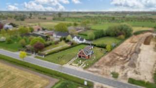 <p>Ontdek deze <strong>alleenstaande, solide woning met naastliggende weide</strong>, gelegen op een perceel van <strong>19a 37ca</strong>, die in <strong>2024 grondig werd gerenoveerd</strong>. Dankzij de <strong>gunstige ligging</strong> geniet u van een vlotte bereikbaarheid en een uitstekende uitvalsbasis.</p><p>Deze energiezuinige woning beschikt over een <strong>EPC-label B (bijna A!)</strong> en combineert hedendaags wooncomfort met een overvloed aan <strong>natuurlijke lichtinval</strong>.</p><p>Bovendien geniet u van een <strong>blijvend open en groen uitzicht</strong>, aangezien <strong>rechts van de woning niet gebouwd kan worden (gelegen in agrarisch gebied)</strong></p><h3>Indeling</h3><p>Op het <strong>gelijkvloers</strong> komt u binnen via een ruime inkomhal met gastentoilet. De <strong>lichtrijke en bijzonder ruime leefruimte (66,5 m²!)</strong> vormt het centrale punt van de woning en sluit naadloos aan op een <strong>kwalitatieve open keuken</strong>. Aansluitend bevindt zich een praktische en ruime berging, uitgerust met douche en lavabo.</p><p>Op de <strong>eerste verdieping</strong> vindt u een nachthal met mogelijkheid tot het inrichten van een bureauruimte, evenals <strong>drie volwaardige slaapkamers</strong> en een badkamer. De bestaande aanbouw biedt bovendien de mogelijkheid om de woning verder uit te breiden op deze verdieping (ter hoogte van de eetplaats).</p><p>De <strong>tweede verdieping</strong> beschikt over een handige stockagezolder.</p><h3>Troeven</h3><ul><li><p>Vloerverwarming via warmtepomp</p></li><li><p>Regenwaterput van 10.000 liter</p></li><li><p>Garage</p></li><li><p>Buitenschrijnwerk in aluminium met hoogrendementsglas</p></li><li><p>12 zonnepanelen</p></li><li><p>Ventilatiesysteem C+</p></li><li><p><strong>Blijvend vrij uitzicht rechts van de woning (agrarisch gebied)</strong></p></li></ul><p>Deze woning is ideaal voor wie op zoek is naar <strong>ruimte, comfort en energiezuinig wonen</strong>, gecombineerd met een rustige en groene omgeving.</p>
