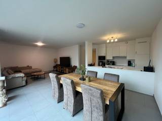 Bent u op zoek naar comfortabel en energiezuinig wonen in het hart van Olsene?Dit moderne gelijkvloers appartement combineert ruimte, licht en...