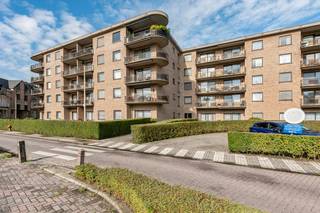 <strong>Ruim en lichtrijk appartement (ca. 145 m²) met uitzicht op de stadsvesten van Lier</strong><br />Op de derde verdieping van dit verzorgd gebouw vind je dit ruime en lichtrijke appartement van ca. 145 m², met een prachtig zicht op de groene stadsvesten van Lier.<br />Dankzij de centrale ligging combineer je hier rust en privacy met de nabijheid van het bruisende stadscentrum en alle voorzieningen.<br /><br /><strong>Indeling:</strong><br />Inkomhal, praktische berging, ruime living, aparte keuken, badkamer, gastentoilet, 2 comfortabele slaapkamers en een gezellig, overdekt terras waar je volop kan genieten van het uitzicht.<br />Het gebouw beschikt over een lift, wat extra comfort biedt.<br /><br /><strong>Extra troef:</strong><br />Ondergrondse autostaanplaats (bij aan te kopen aan 25 000 euro).<br /><br /><strong>Ontdek het appartement alvast online!</strong><br />Via de interactieve grondplannen met foto's krijg je een helder beeld van de indeling en het potentieel van dit appartement.<br />Surf naar www.wijns.be en klik door naar de detailpagina van dit pand.<br /><br /><strong>Interesse?</strong><br />Zie jij jezelf hier al wonen? Mis deze kans niet en plan vandaag nog een bezoek!<br /><br />📞 <strong>Bel</strong> 0473/33 33 33<br />📧 <strong>Mail </strong>naar philip@wijns.be