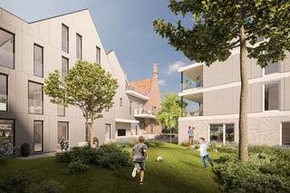 Langs de Vaartstraat in Brugge bevindt zich deze ruime en lichtrijke handelsruimte van 147 m², onderdeel van Residentie De Gendarmerie. De combinatie van hedendaagse nieuwbouw en de renovatie van de voormalige rijkswachtkazerne geeft het project een unieke en karaktervolle uitstraling. Dankzij de ligging langs de Brugse Ring en vlak bij het centrum van Brugge geniet het handelspand van een uitstekende bereikbaarheid en een interessante commerciële zichtbaarheid.<br /><br />Met een oppervlakte van maar liefst 147 m² biedt de handelsruimte tal van mogelijkheden. Een kantoor, praktijkruimte, showroom of handelszaak: dankzij de ruime oppervlakte en open indeling kan het pand worden afgestemd op verschillende professionele activiteiten. De handelsruimte wordt casco (water- en winddicht) opgeleverd, waardoor u de volledige vrijheid krijgt om de inrichting, indeling en afwerking zelf te bepalen volgens de noden en uitstraling van uw onderneming. Naast het handelspand is er eveneens nog een aparte bergruimte voorzien, behorend bij het handelspand. <br /><br /><strong>Troeven: </strong>
<ul>
<li>Ruime handelsruimte van 147m²; </li>
<li>Casco oplevering met maximale vrijheid qua inrichting; </li>
<li>Geschikt voor verschillende professionele invullingen; </li>
<li>Moderne architectuur binnen een karaktervolle setting; </li>
<li>Voldoende parkeergelegenheid voor zowel auto's als fietsen. </li>
</ul>
Op zoek naar een commerciële ruimte die u volledig naar eigen wens kunt vormgeven? Ontdek de mogelijkheden van dit handelspand in Residentie De Gendarmerie en neem contact met ons op voor meer informatie of een bezoek.<br />