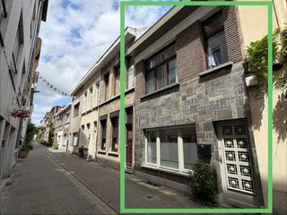Welkom in deze sfeervolle stadswoning, gelegen in de Klappeistraat, ooit verkozen tot de aangenaamste straat van Antwerpen. Dankzij de uitzonderlijke Mobiscore van 9,5 geniet u hier van een uiterst centrale ligging, op wandel- en fietsafstand van winkels, horeca, scholen en openbaar vervoer, terwijl de straat zelf verrassend rustig en aangenaam blijft.<br /><br />Via de inkomhal betreedt u de gezellige open leefruimte, die naadloos aansluit op de open keuken. Achteraan bevindt zich een lichtrijke veranda, momenteel ingericht als bureau, ideaal voor thuiswerk of als extra leefruimte.<br />Buiten wacht een ruime, groene stadskoer waar u in alle rust kunt genieten. De ideale plek voor een zomerse BBQ!<br />Op het gelijkvloers vindt u verder de gerenoveerde badkamer, uitgerust met een douche, toilet en aansluiting voor een wasmachine. De woning beschikt bovendien over een praktische kelder, perfect voor extra opslagruimte.<br />De eerste verdieping omvat twee comfortabele slaapkamers, een aparte dressing en een afzonderlijk toilet.<br />Er is de mogelijkheid tot het huren van één of twee parkeerplaatsen recht tegenover het huis.<br /><br />Interesse in onze woning? Op zaterdag 20 en zondag 21 juni organiseren wij een kijkdag waarvoor je kan inschrijven via klappeistraat81@gmail.com.<br /><br />Geen immo