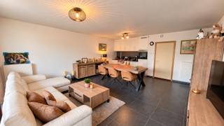 <strong>Energiezuinige woning met 3 slaapkamers, tuin en carport</strong><br /><br />Deze <strong>instapklare en energiezuinige</strong> woning is <strong>rustig gelegen </strong>aan een groen plein.<br />De woning werd gebouwd in 2011 en beschikt over een <strong>bewoonbare oppervlakte van 118 m²</strong> op een <strong>perceel van 137 m²</strong>.<br /><br />Op het gelijkvloers bevinden zich de inkomhal met apart toilet, een praktische bijkeuken en een <strong>lichtrijke leefruimte met open keuken</strong>.<br />De verdieping telt <strong>3 slaapkamers</strong>, een apart toilet en een badkamer met dubbel lavabomeubel, ligbad en douche.<br />Daarnaast is er een ruime zolder die zorgt voor extra bergruimte.<br /><br />Buiten geniet je van een<strong> tuin met terras </strong>en een <strong>carport</strong>.<br /><br />Dankzij het gunstige <strong>EPC-label A</strong> (98 kWh/m²) geniet je hier bovendien van energiezuinig en comfortabel wonen.<br />Momenteel is de woning verhuurd, waardoor ze zowel geschikt is als starters- of gezinswoning, maar ook interessant is als investering.<br /><br />Neem contact via <strong>0494 52 91 79</strong> of <strong>matias@imfiro.be </strong>voor extra info of een vrijblijvend bezoek.
